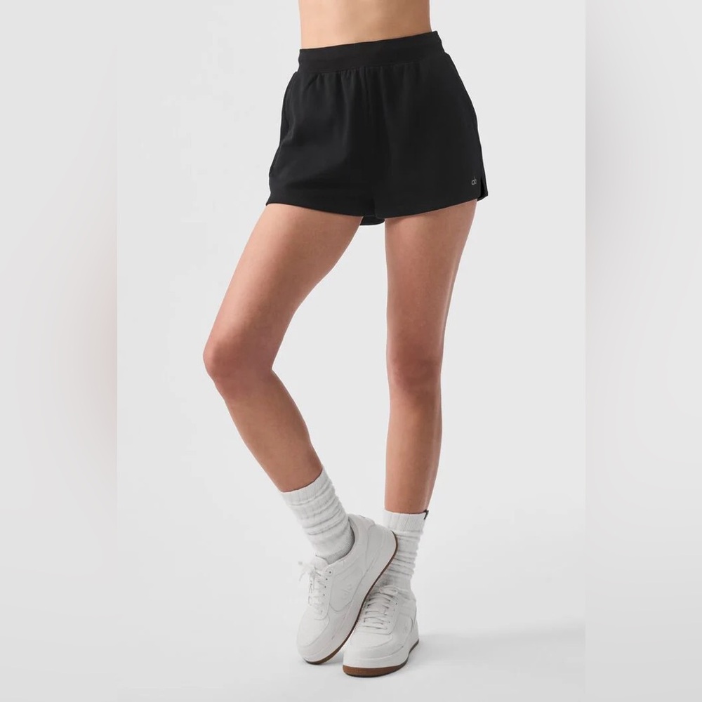 ALO YOGA | ✨NEW✨ Low Key Sweat Short in Black
